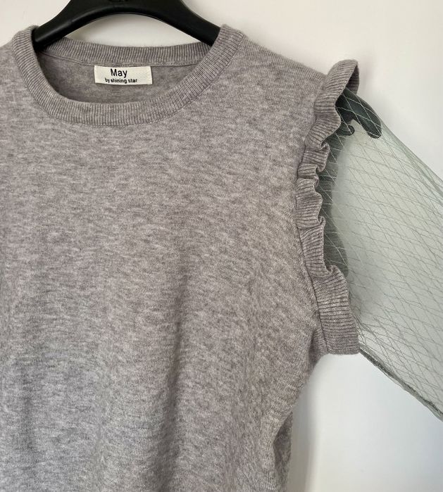 Camisola cinzenta com folhos e manga transparente