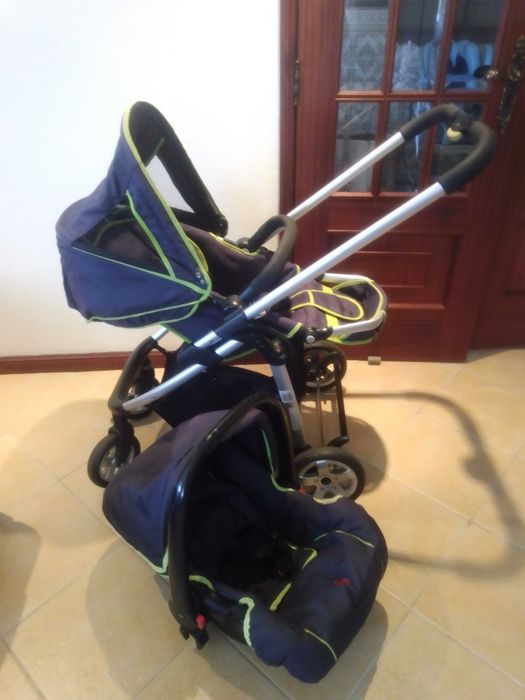 Carrinho de bebê com cadeirinha