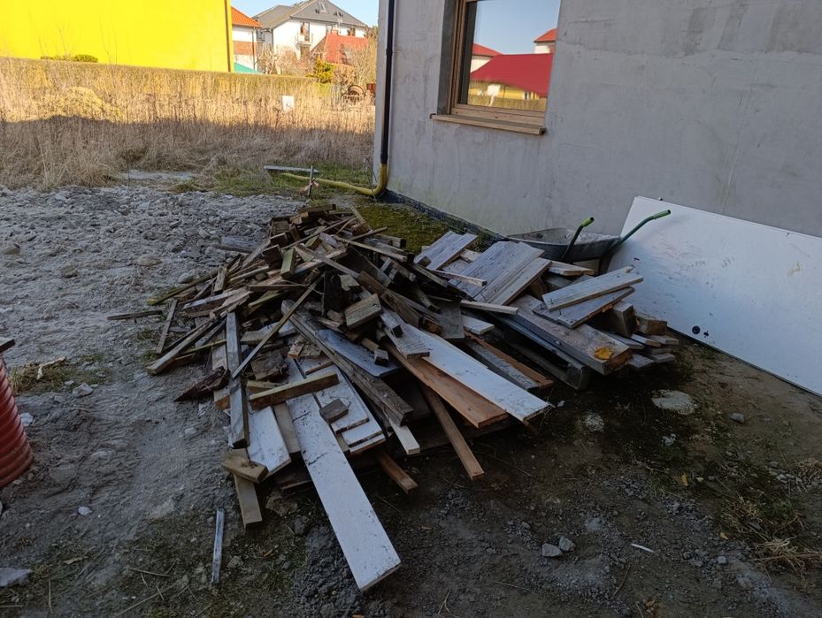 Drewno po budowie.