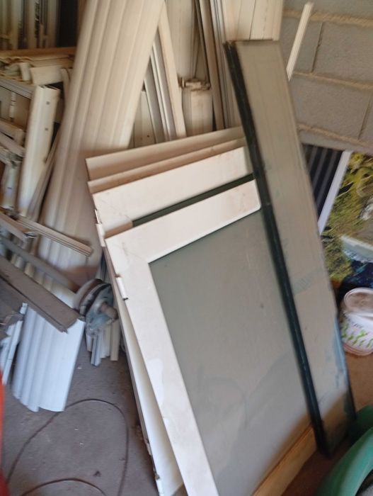 Conjunto de janelas portas e sacadas em alumínio branco com vidros duplos