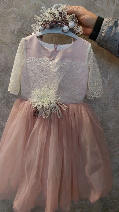 Дуже гарне вбрання для дівчинки 5-6 років з прикрасами