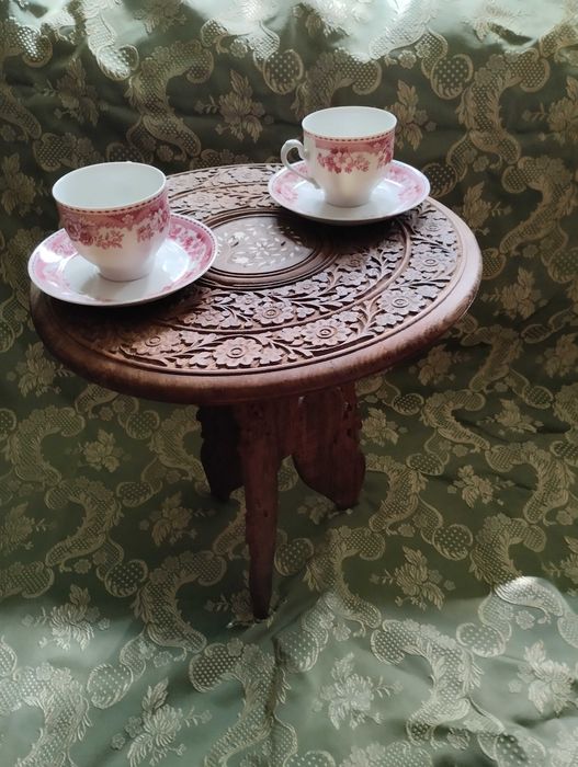 Indyjski, składany stolik z drewna tekowego z masą perłową