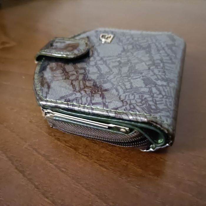 Carteira pequena com 3 aberturas