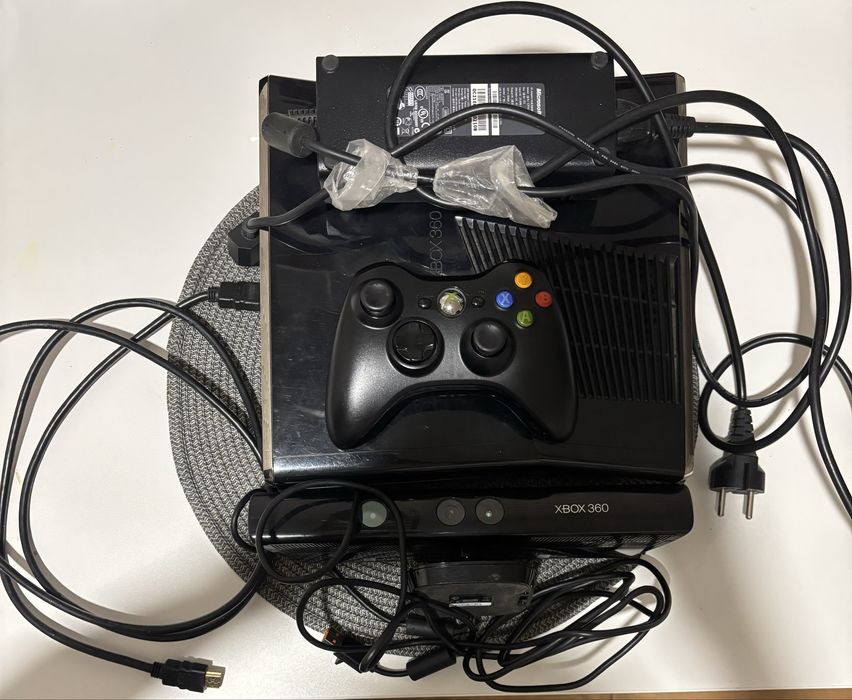 Xbox 360 + Kinect + игра (отличное состояние)