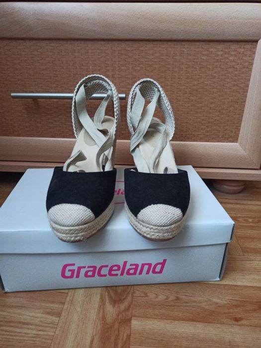 Wiązane koturny damskie