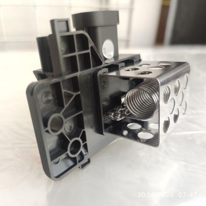 Резистор вентилятора охлаждения двигателя  Renault Megane 4