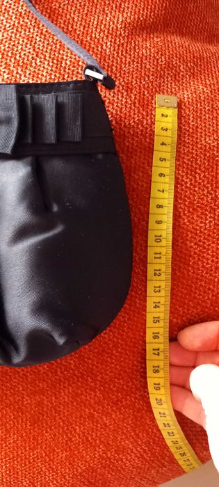 Clutch básica/ essencial cetim preto com laço
