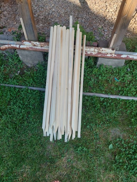 Тички,опори на помідори