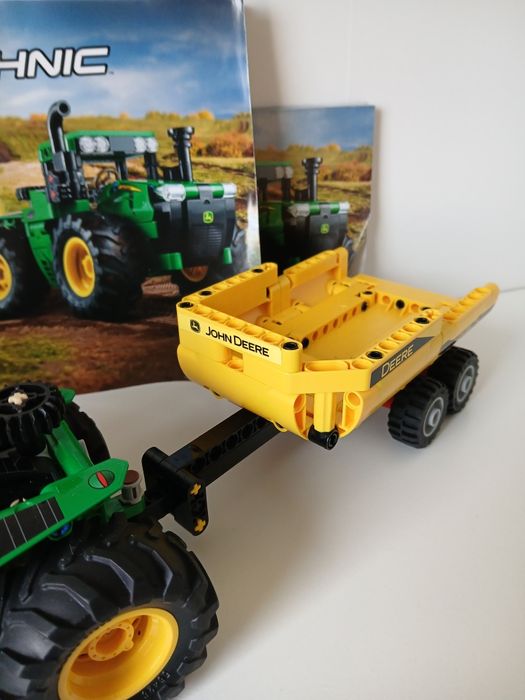 LEGO Technic 42136 - Traktor John Deere 9620R 4WD