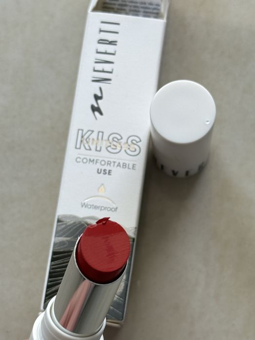 Szminka czerwona waterproof Neverti