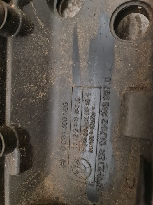 Pokrywa zaworow bmw e46 2.0d .