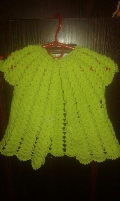 Вязаная жилетка для девочки