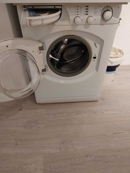 Máquina de lavar e secar roupa Ariston