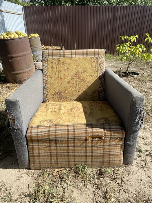 Віддам крісло під обшивку