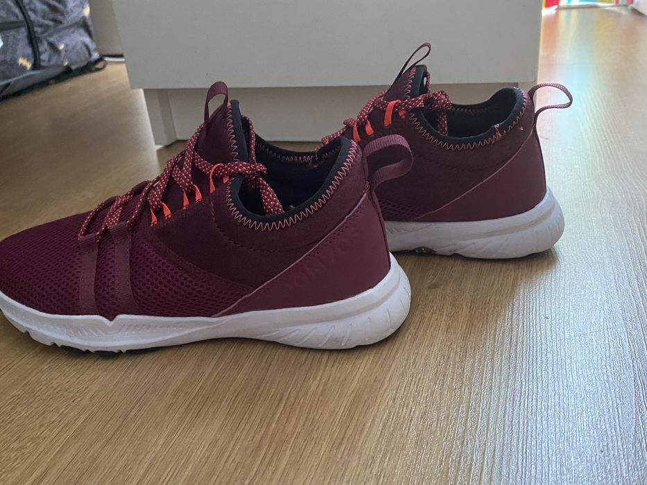 Tênis cor bordo