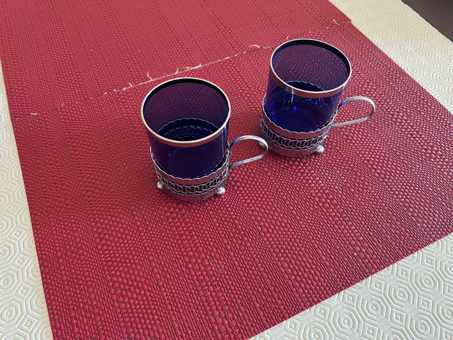 Copos azuis com suporte metálico