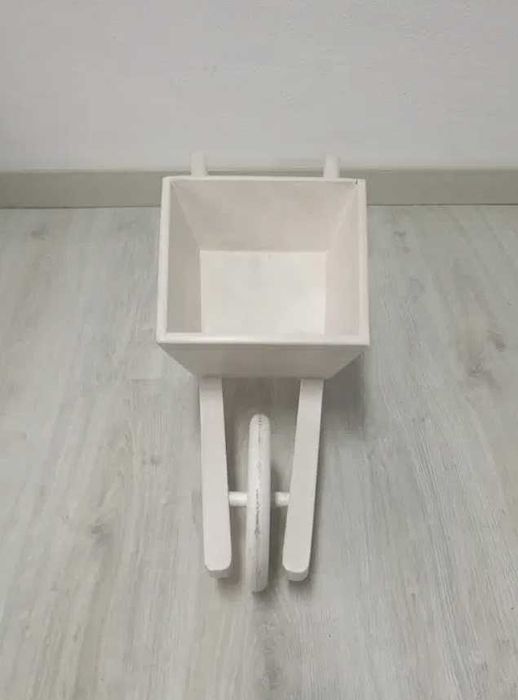 Carrinho de mão em madeira branco