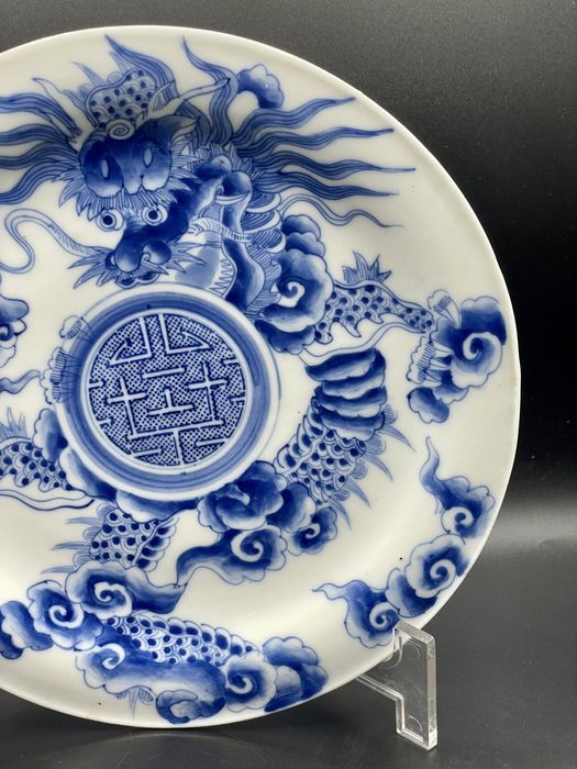 Prato porcelana japonesa antigo, com dragao azul e branco, sec XIX