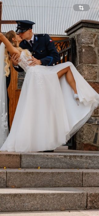 Suknia ślubna z wiazanym plecami