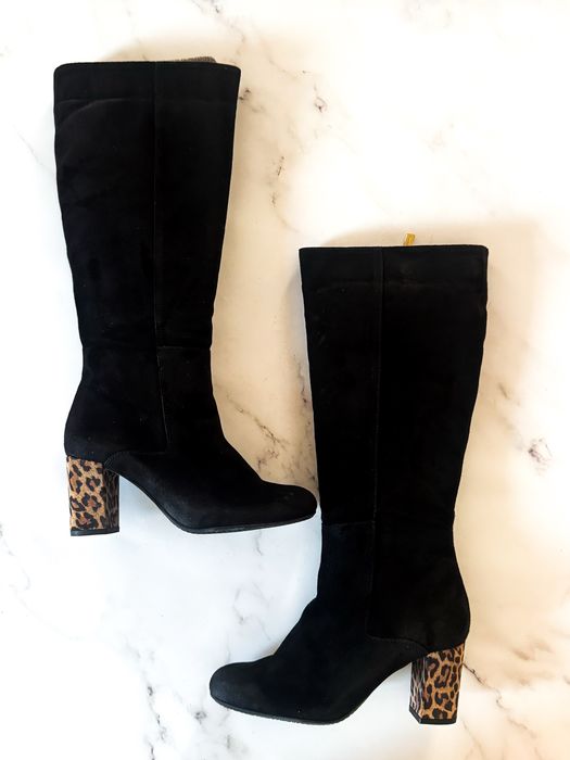 Botas altas pretas Carvela com salto leopardo – elegantes
