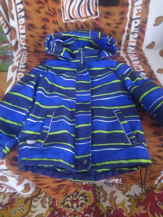 Продам детскую демисезонную куртку