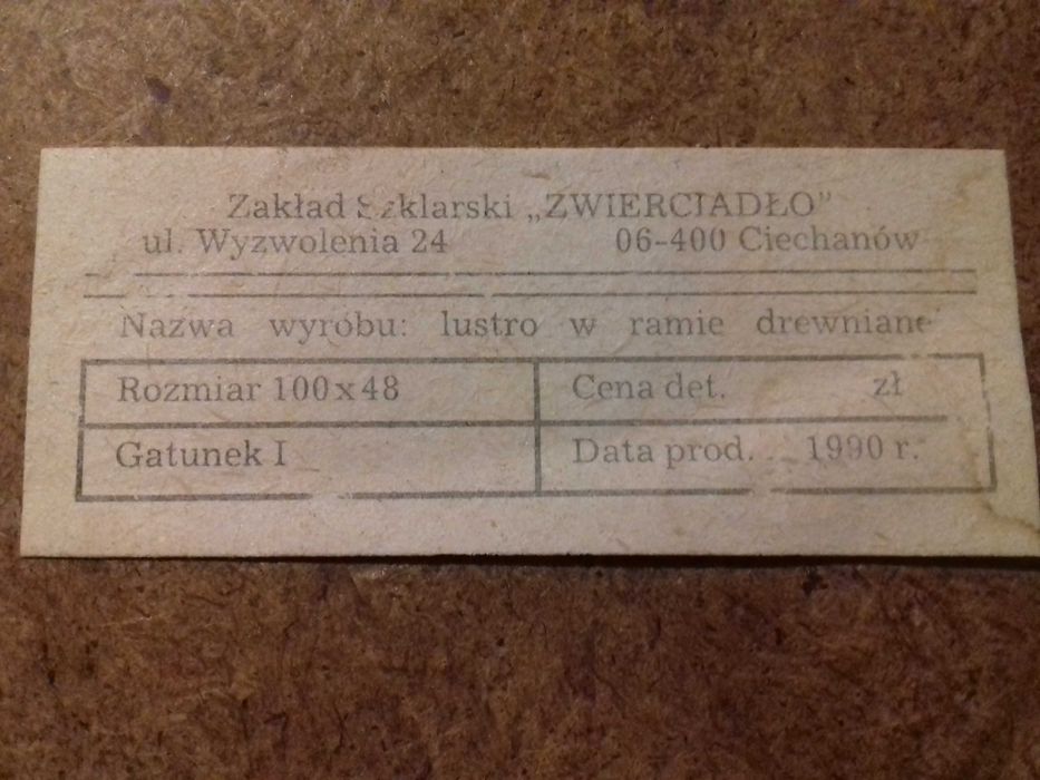 Lustra ścienne w drewnianych ramach.