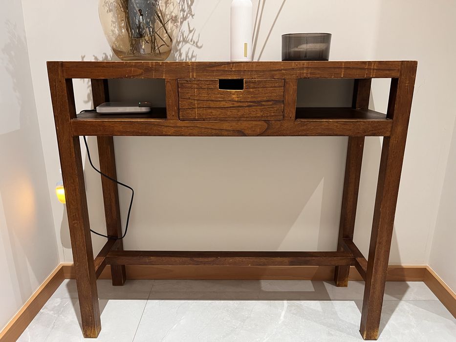 Aparador em madeira com gaveta