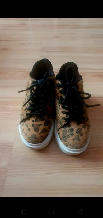 Buty w panterkę.