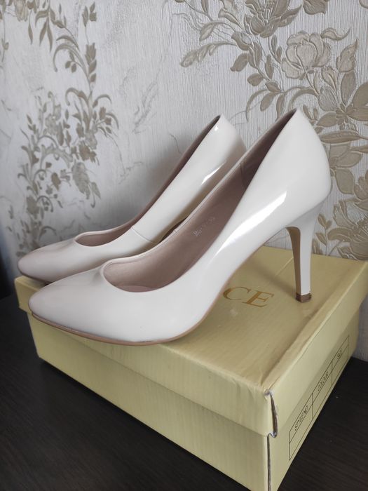 Туфлі лакові в дуже хорошому стані. Майже як нові