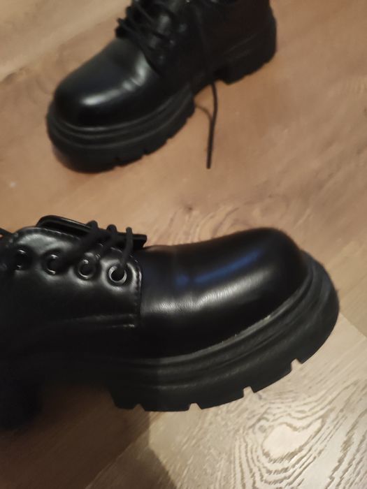 Czarne sznurowane eleganckie buty ala skórzane