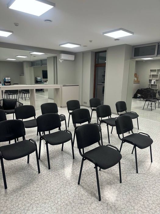 Конференц-зал, офісне приміщення, переговорна. Світло постійно!