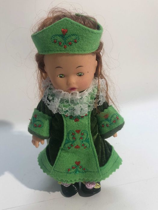 bonecos de varias nacionalidades