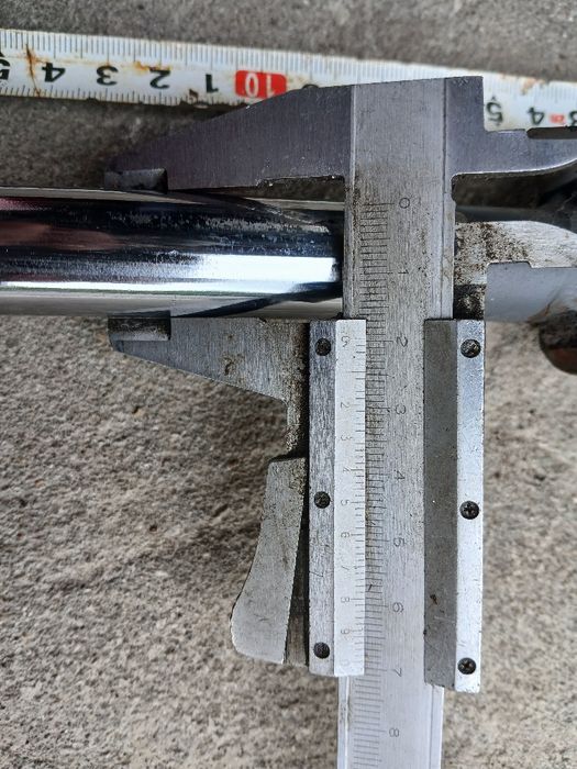 Siłowniki hydrauliczne dwustronne.