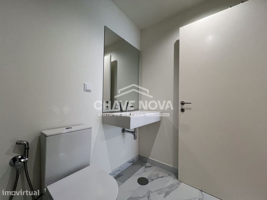 Apartamento T2 Novo com Varanda e Garagem