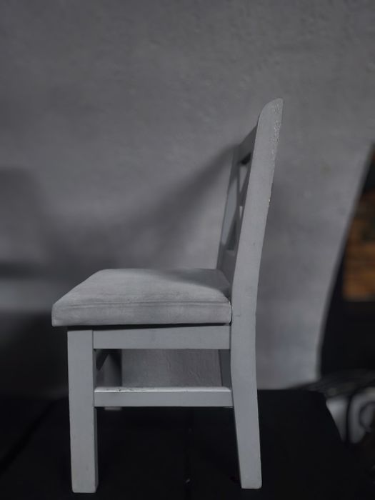 Krzesła drewniane w stylu prowansalskim