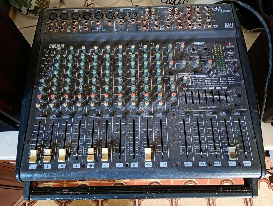 Yamaha EMX 2000 Powered Mixer