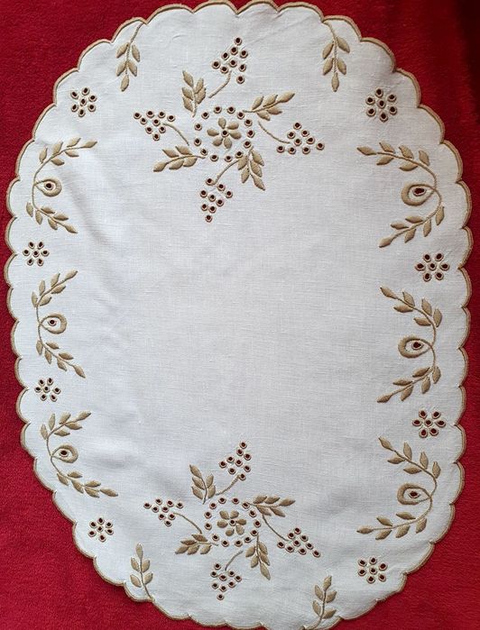 Conjunto de naperons em linho e bordado original da Madeira