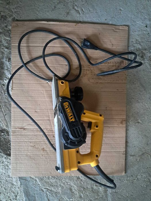 Strug elektryczny DeWalt D26676