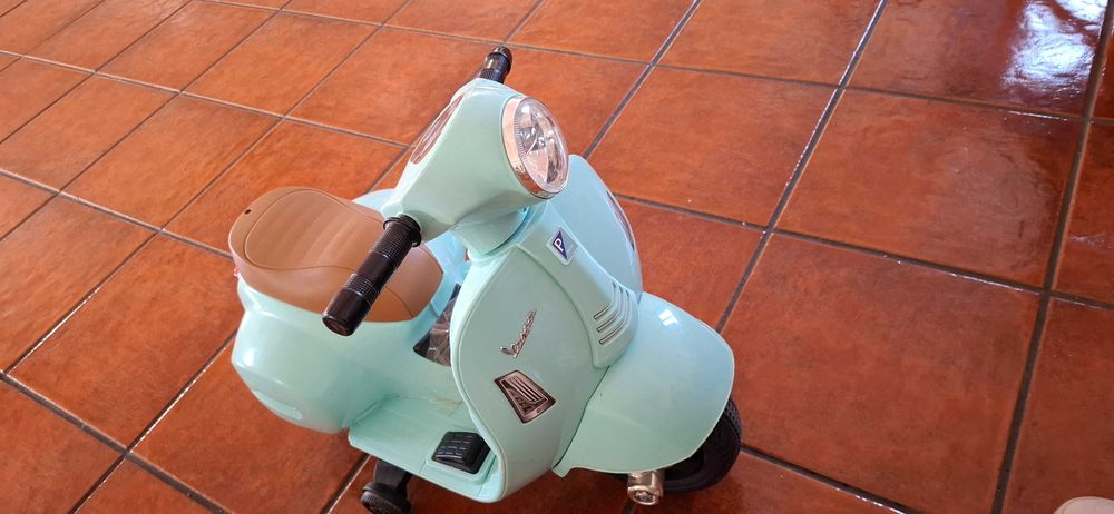 Mota Vespa infantil elétrica – excelente estado