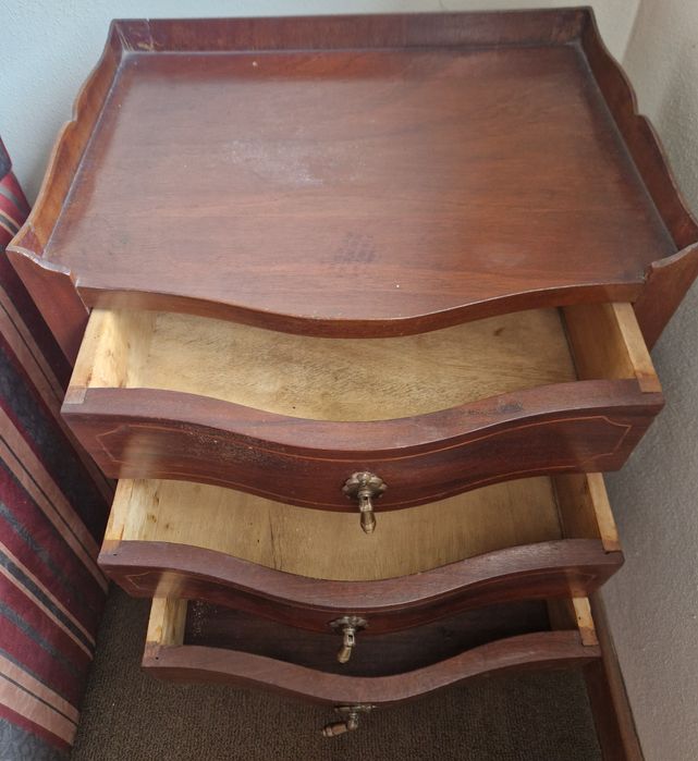 Mesa de Cabeceira Antiga / Vintage em Madeira (Estilo Clássico)