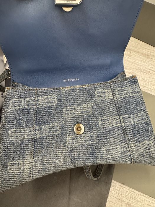 сумка Balenciaga Hourglass в джинсовой ткани с монограммой BB.
