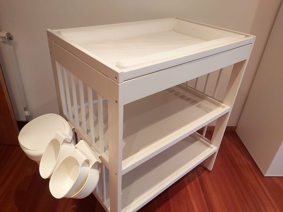 Trocador + Muda fraldas + Cestos arrumação + banheira IKEA branco