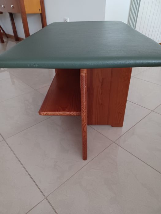 Mesa de madeira com tampo forrado