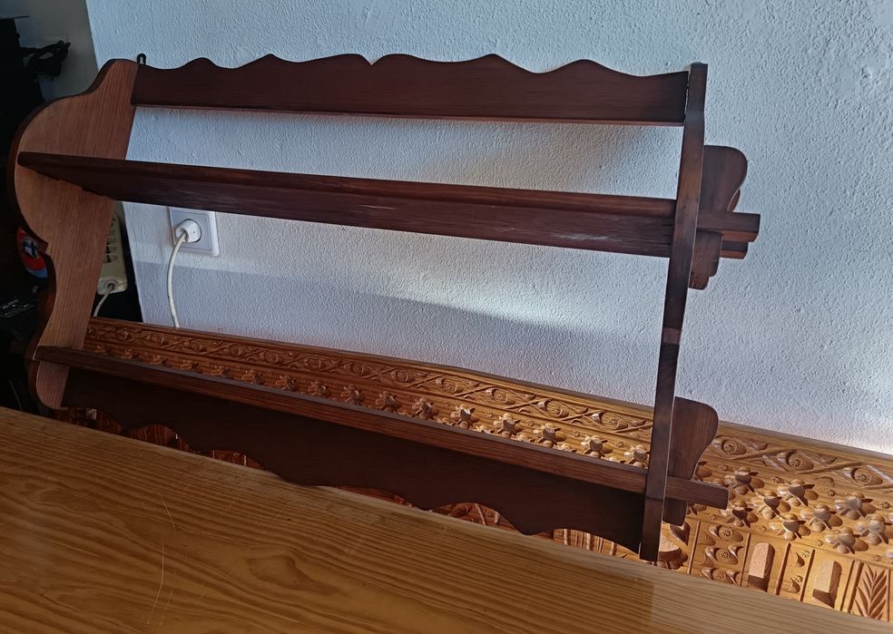 Escaparate em madeira suporte pratos