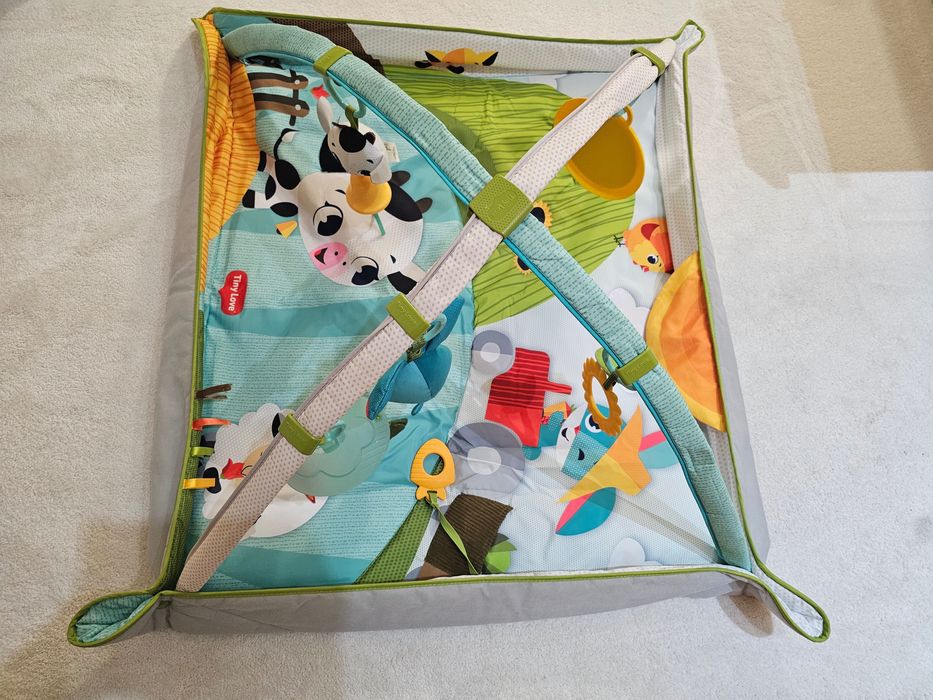 Tapete de atividades para bebé da marca Tiny Love