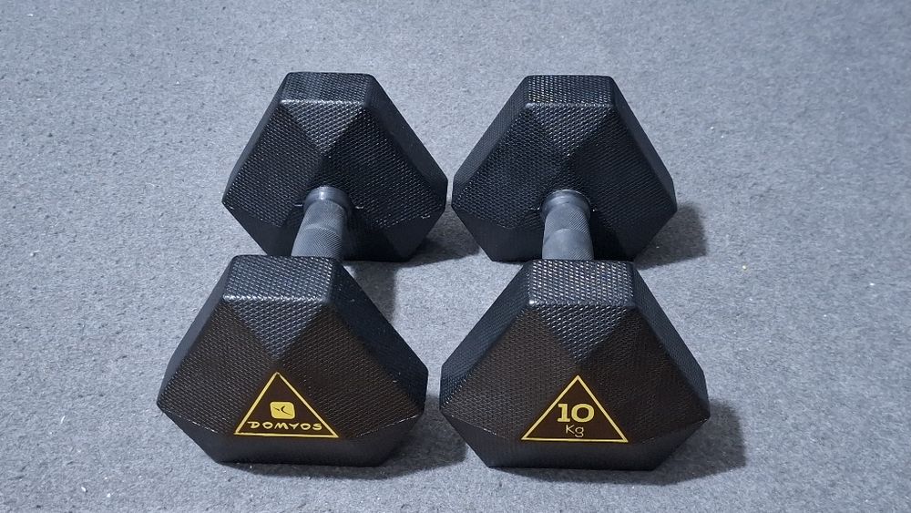 2 Halteres hexagonal 10kg cada em bom estado.