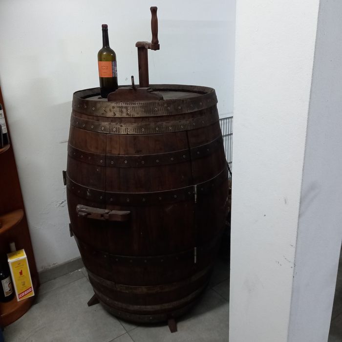 Bar pipa com prateleiras giratorias