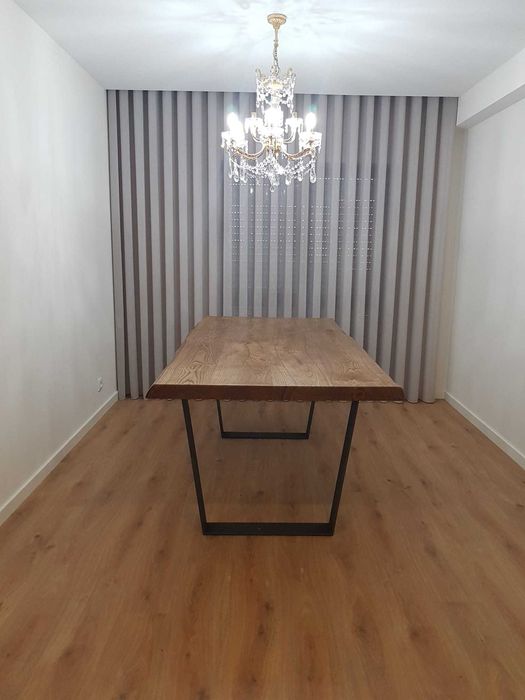 Mesa de madeira maciça em veio natural estilo industrial/rustico