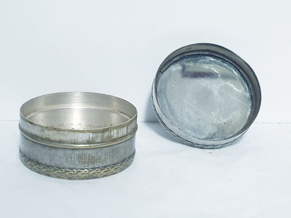 Pequena antiga caixa francesa La Dorine Paris em casquinha