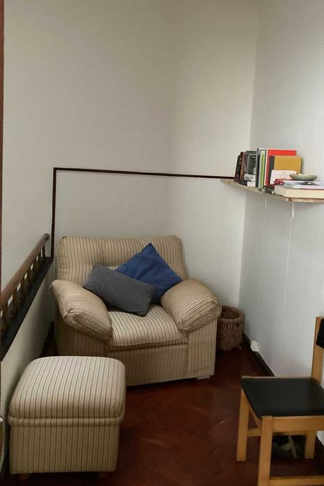 Poltrona ou sofá de leitura + apoio para os pés (pufe)